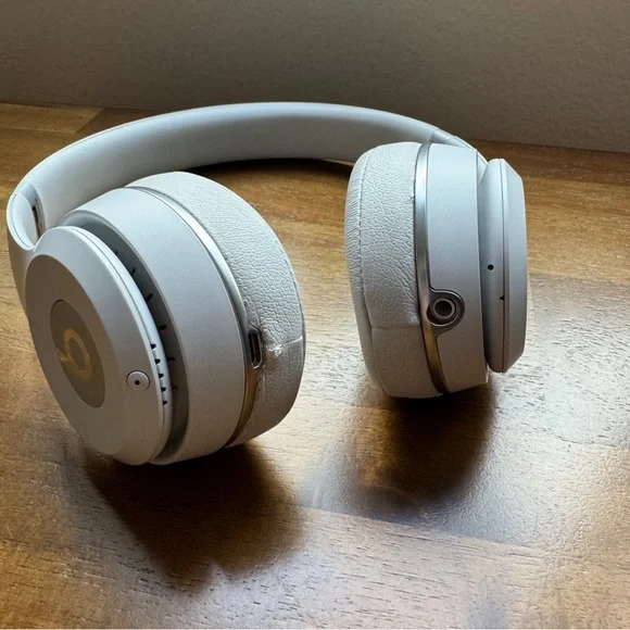 Beats By Dre. Solo 3 Wireless On Ear Headphones Silver
